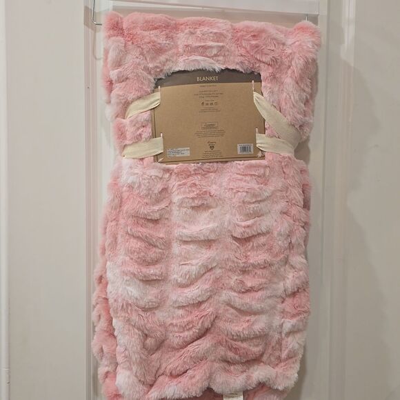 BearPaw Lux Faux Fur Plush Throw Blanket- Pink - Picture 5 of 7